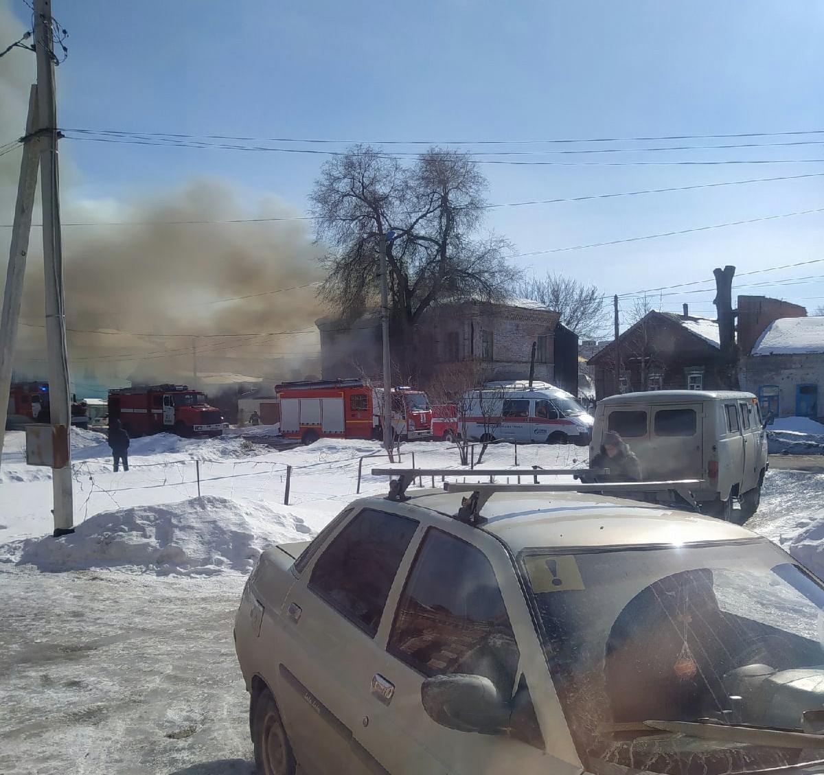 В Балаково горит жилой дом дореволюционной постройки