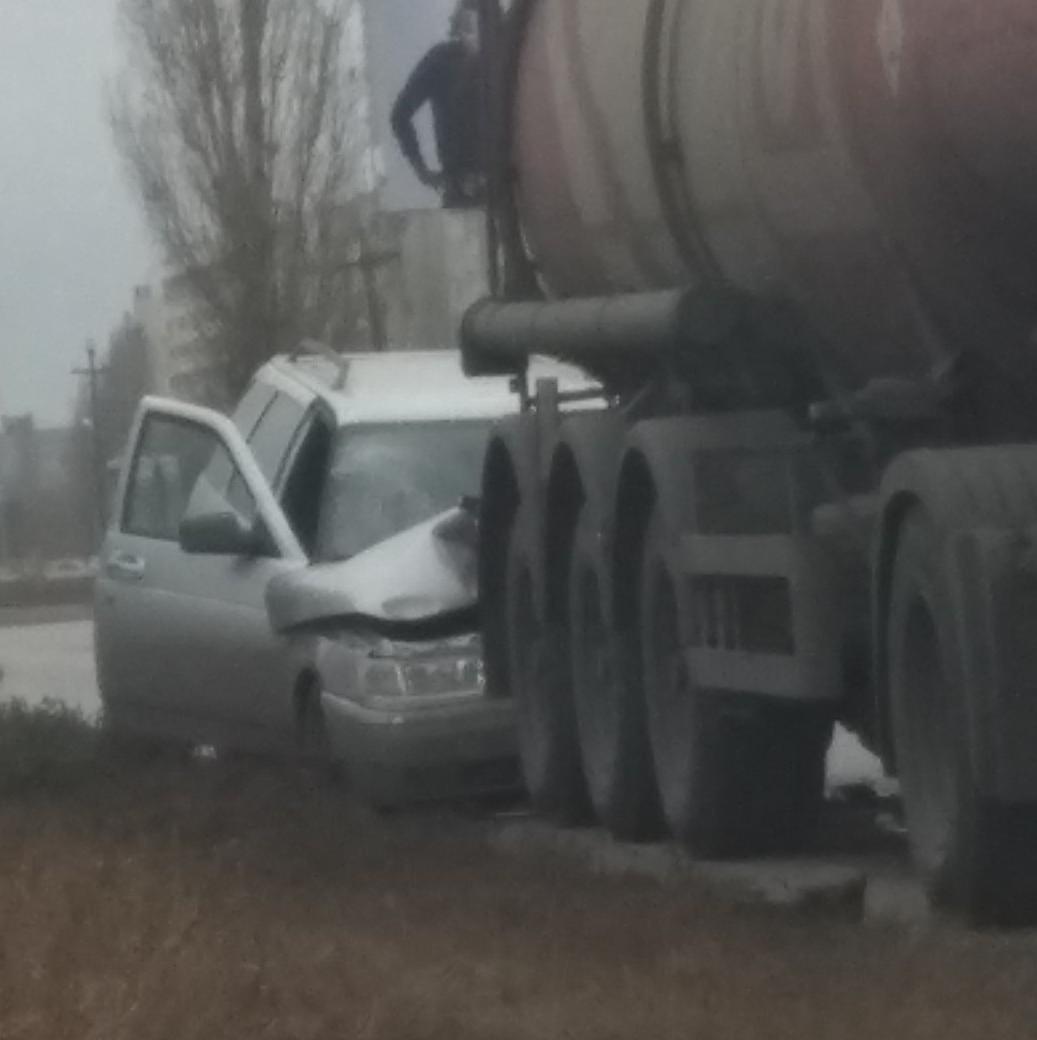 Легковушка на полном ходу врезалась в бензовоз