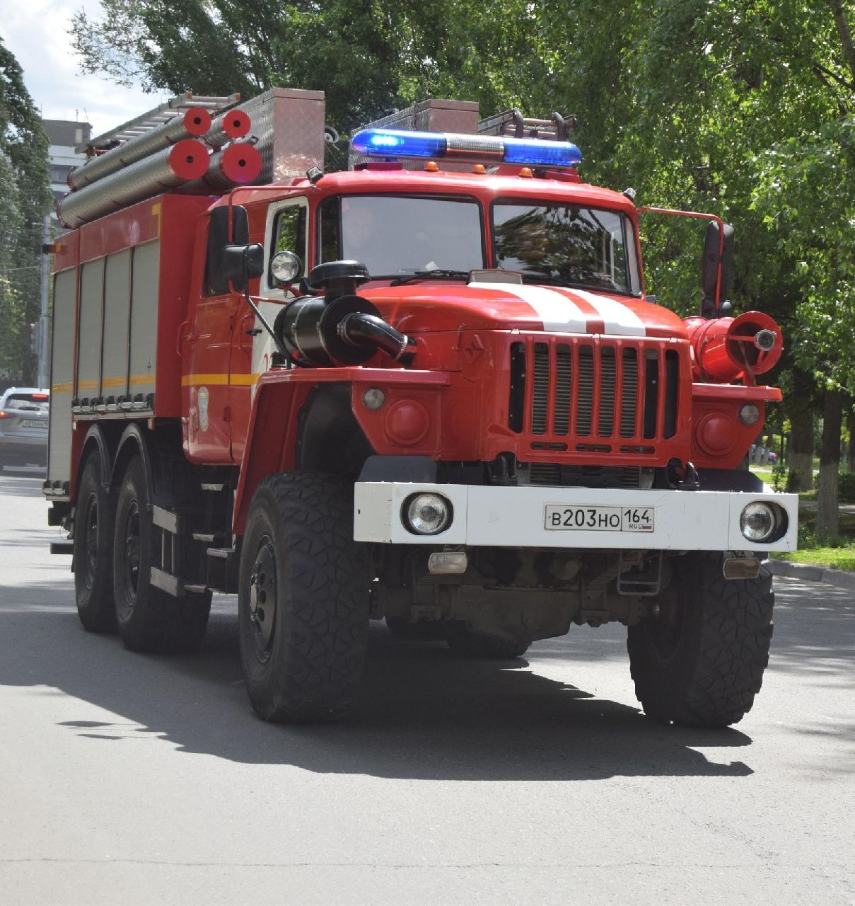 Из горящей пятиэтажки в Балаково пожарные вывели 20 человек