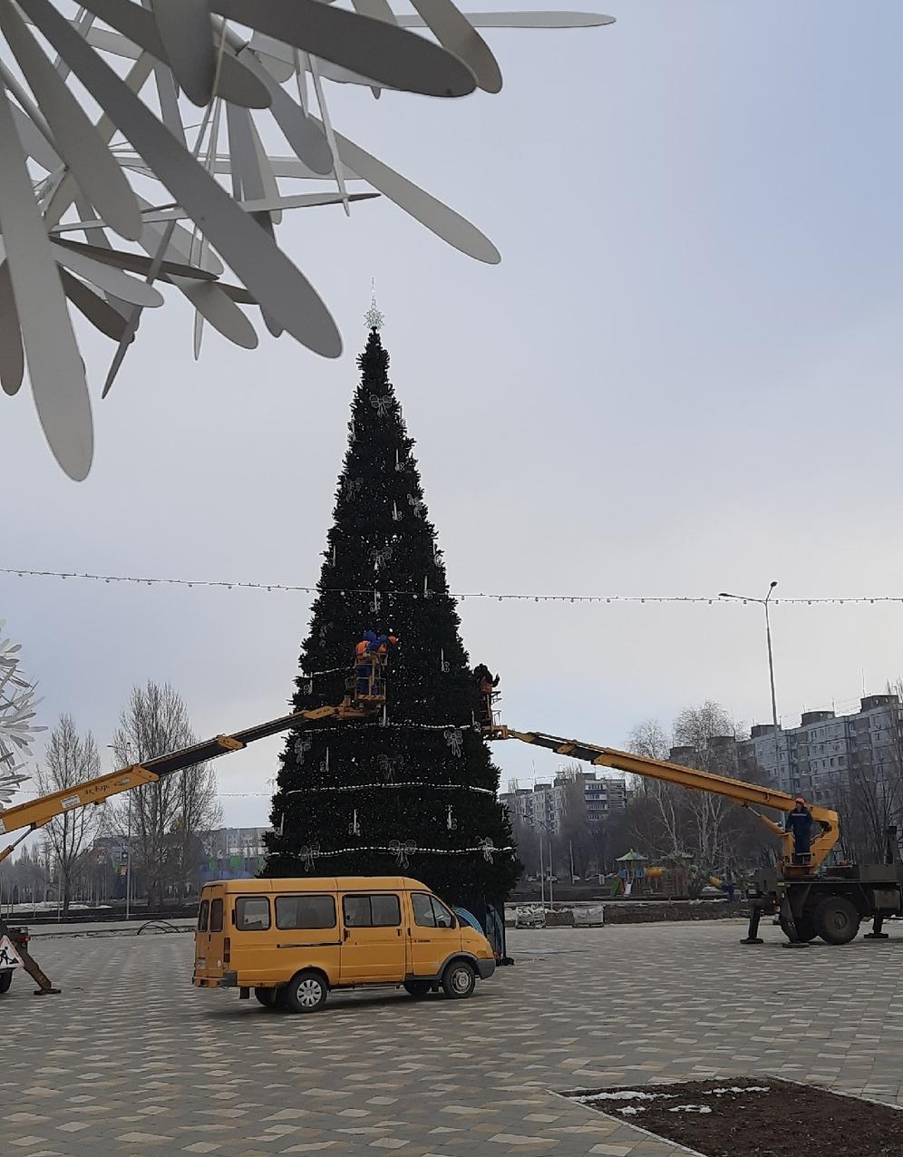 Главную городскую ёлку в Балаково одевают в праздничный наряд