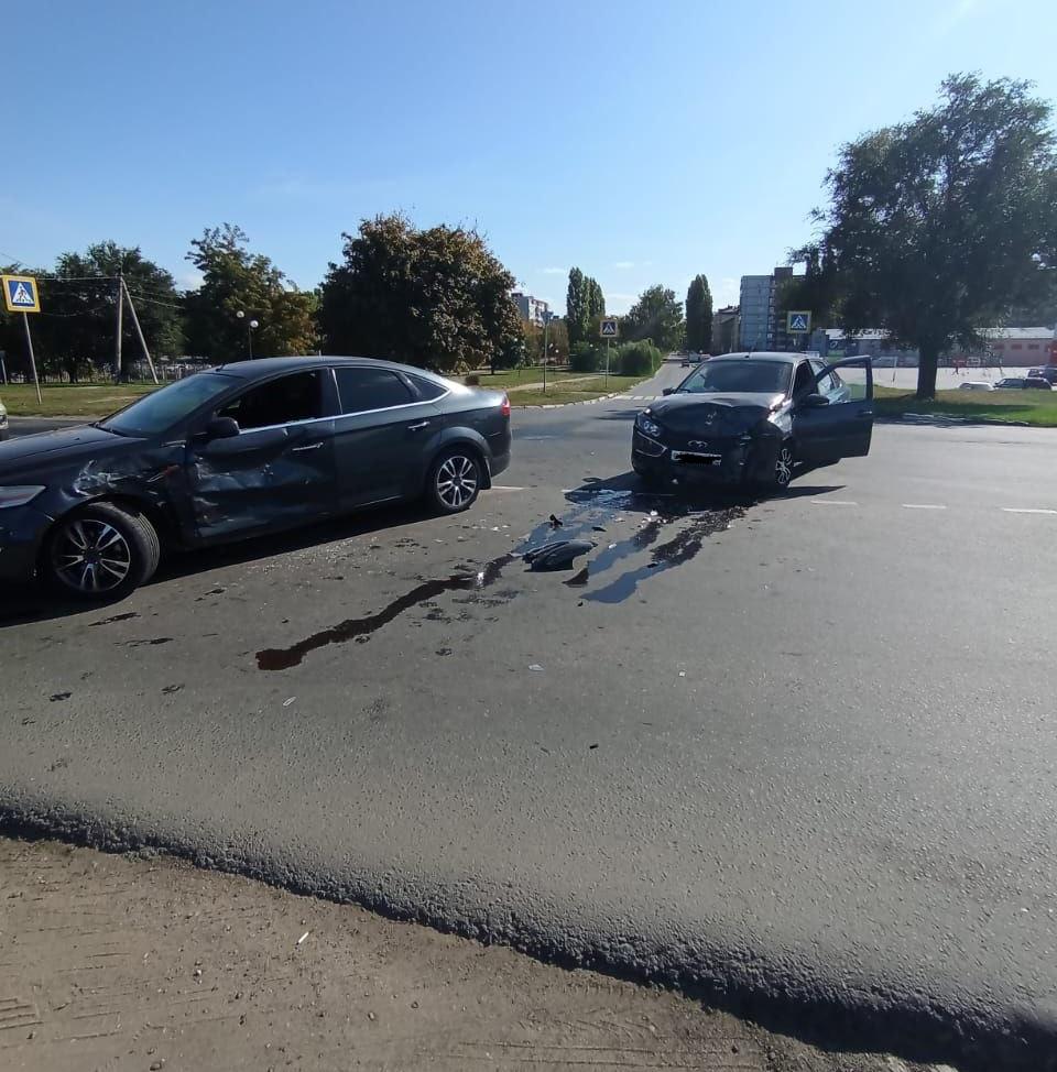 Ford и «Гранта» столкнулись у городского пляжа в Балаково