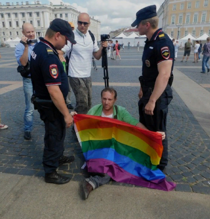 Полицейские задержали у здания Госдумы более 20 ЛГБТ-активистов