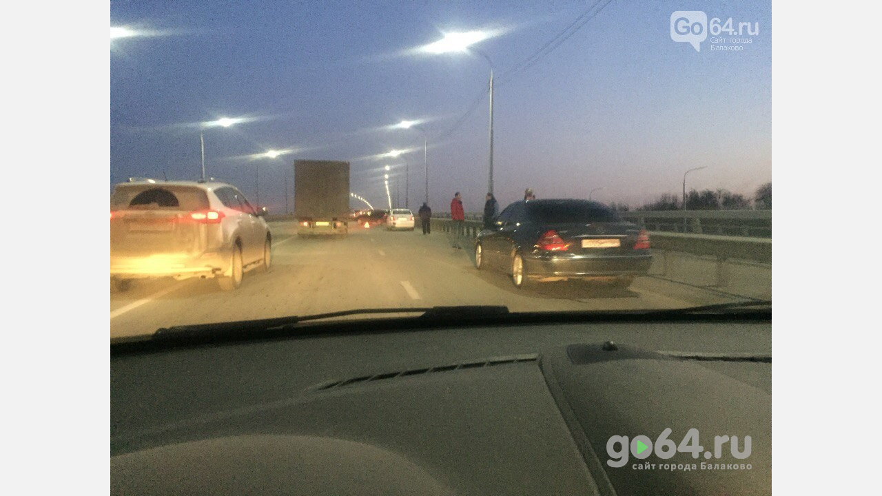 На мосту Победы в Балаково не смогли разъехаться 8 автомобилей