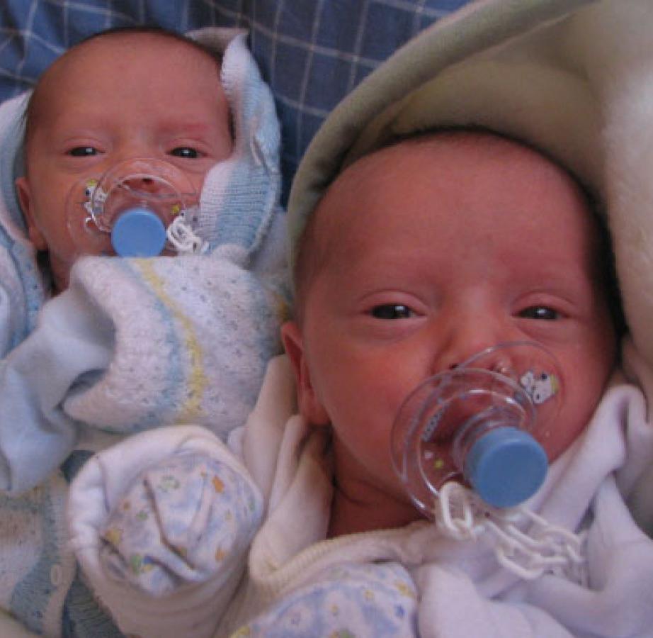Новорожденные двойняшки детдом