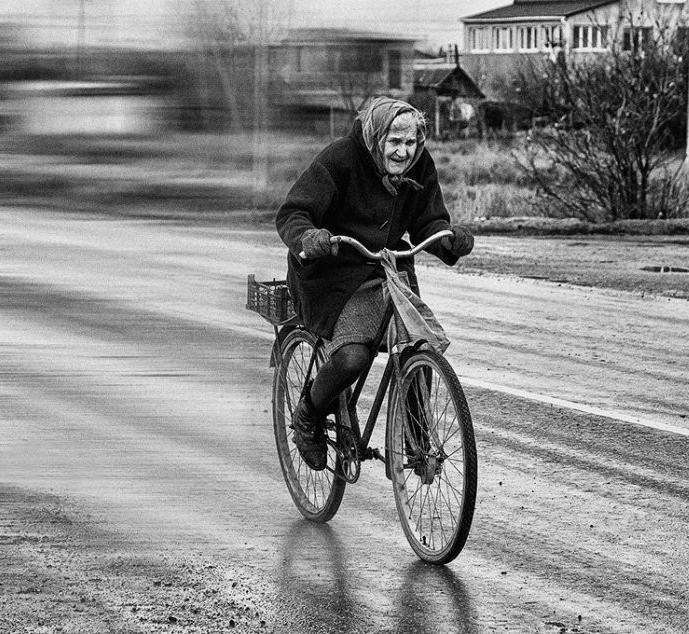 Картинка бабулька на велосипеде