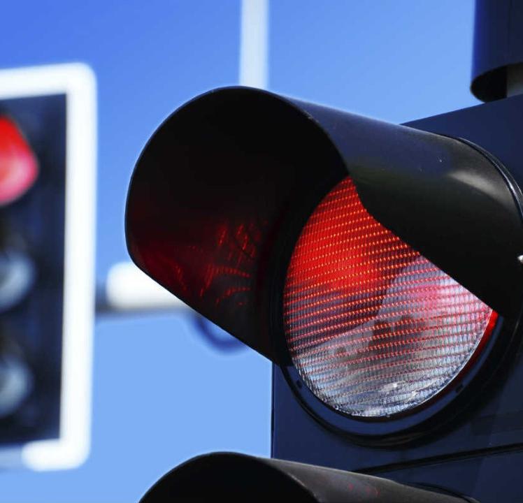 Проехал на красный свет на камеру. Красный сигнал. Красный сигнал светофора. Проезд на красный свет. Проезд на красный свет штраф.