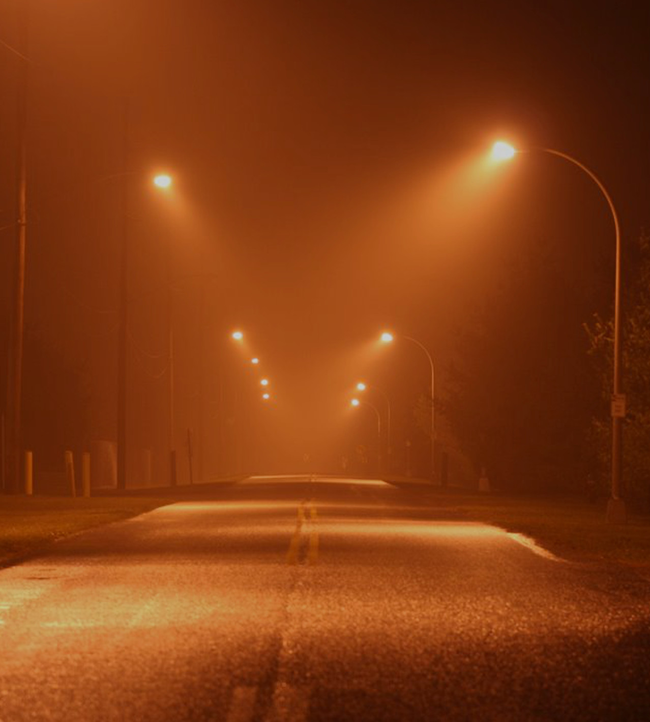 Ночная дорога с фонарями