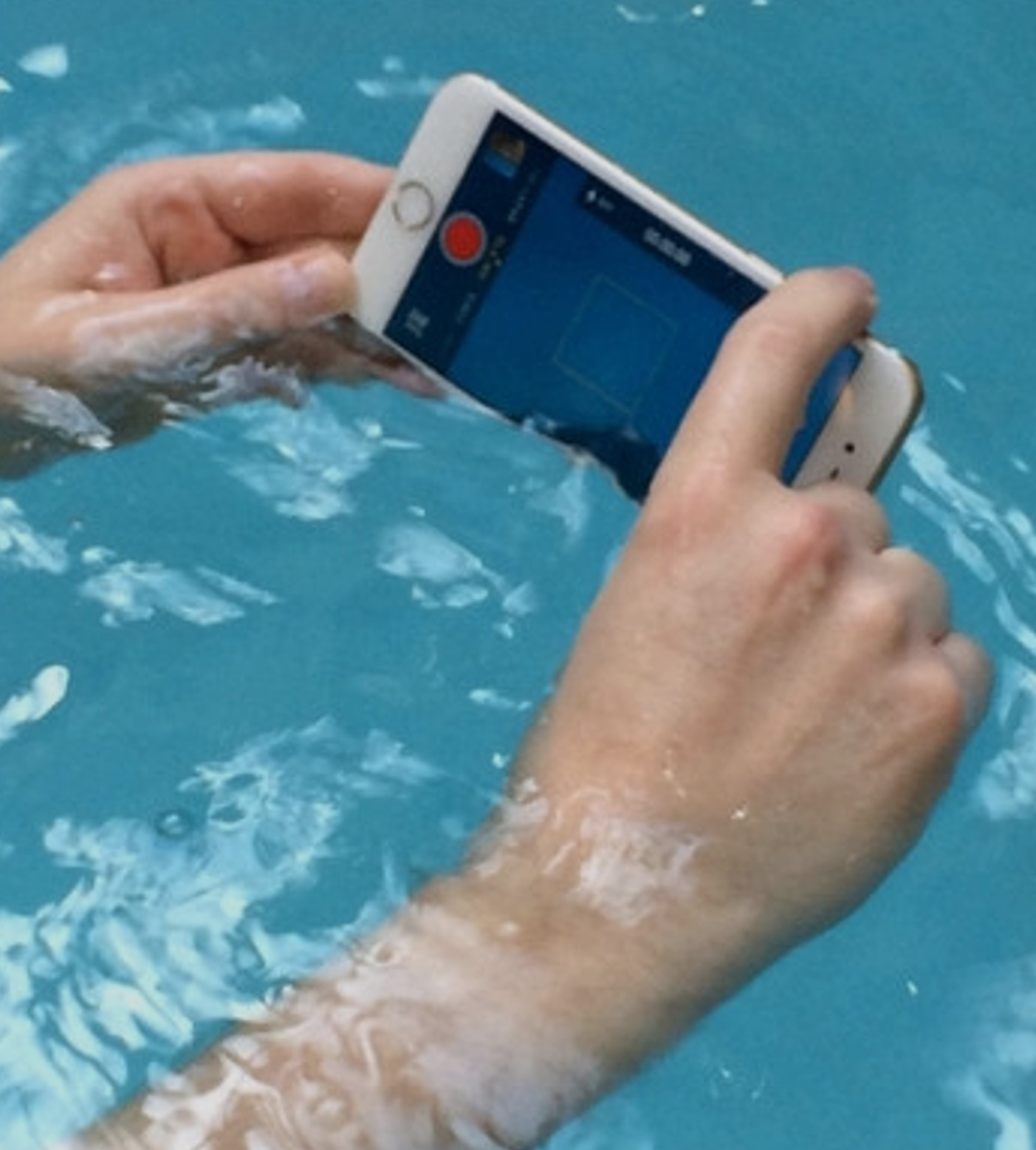 Данные по воде телефон. Смартфон в воде. Зарядка смартфона в ванной. Телефон в ванной. Смартфон в ванне.