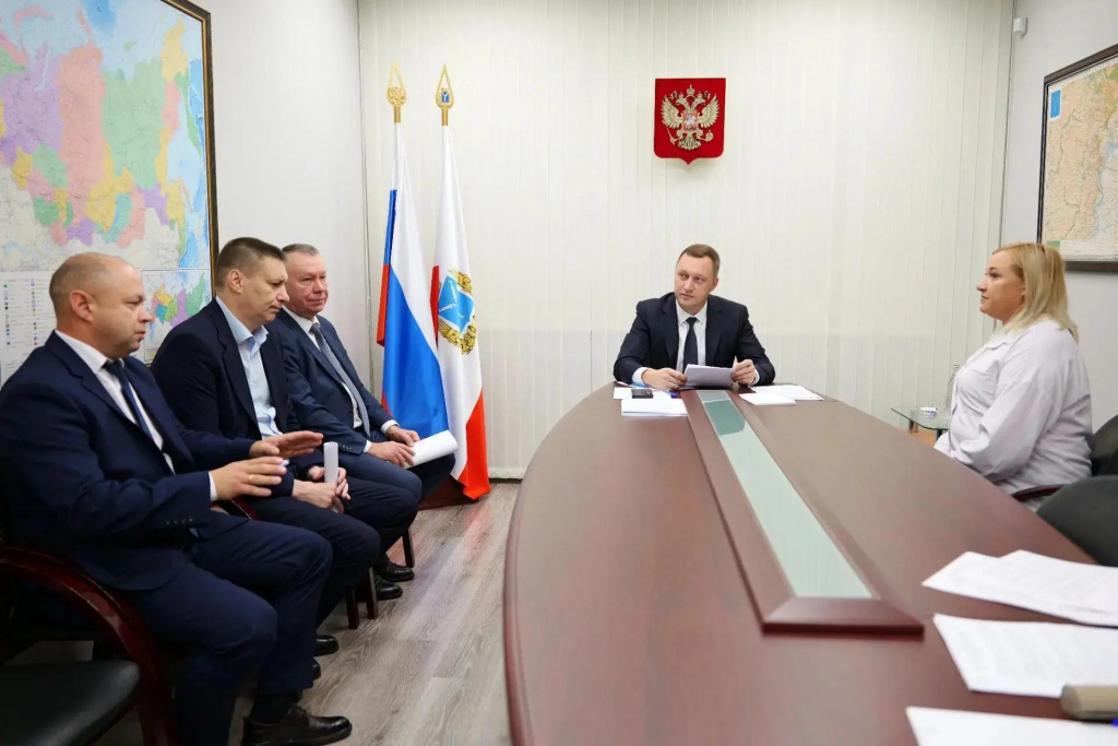 Губернатор взял на контроль вопросы по благоустройству двора и транспорту