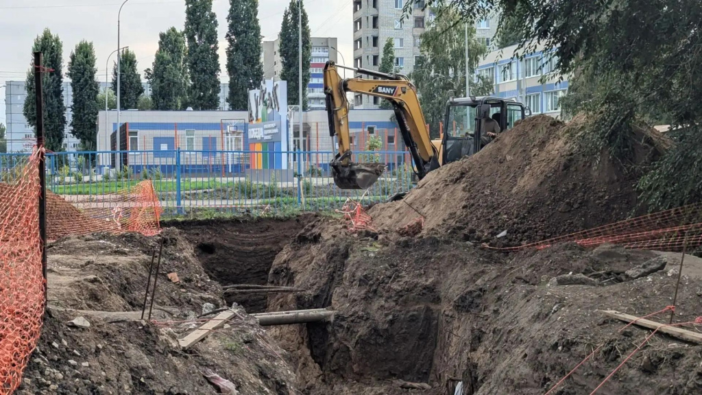 Новый водопровод продолжают укладывать в старом городе