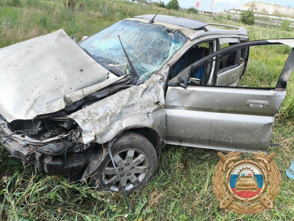 Под Балаково перевернулась иномарка. Пострадали два человека