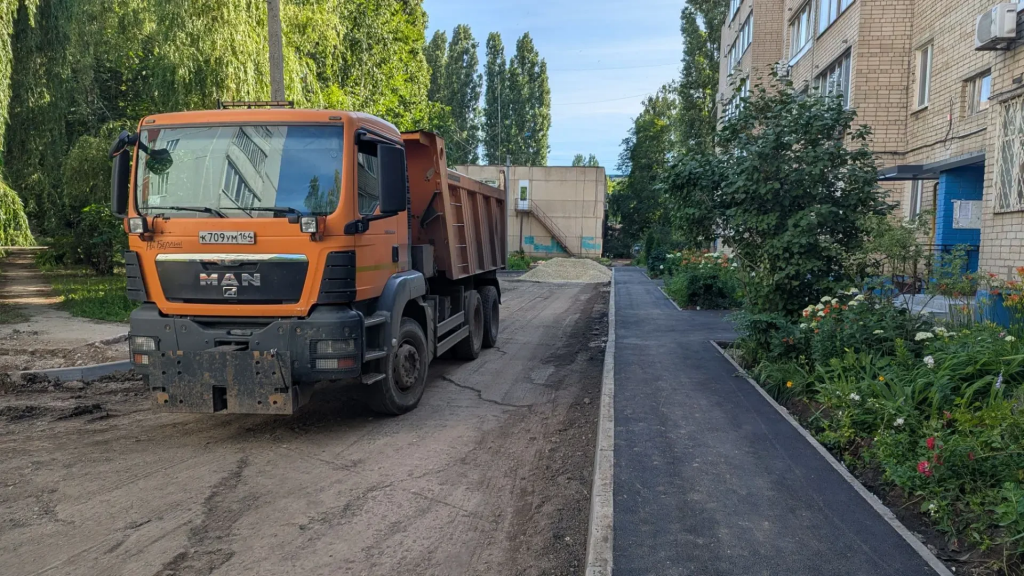 Во дворах Балаково укладывают асфальт на бульваре и набережной