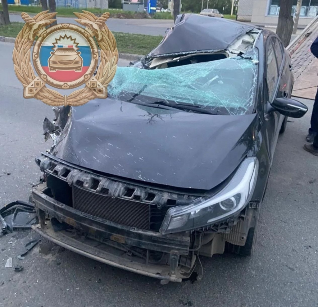 Ночное ДТП в Балаково. Легковушка влетела в грузовик на Саратовском шоссе