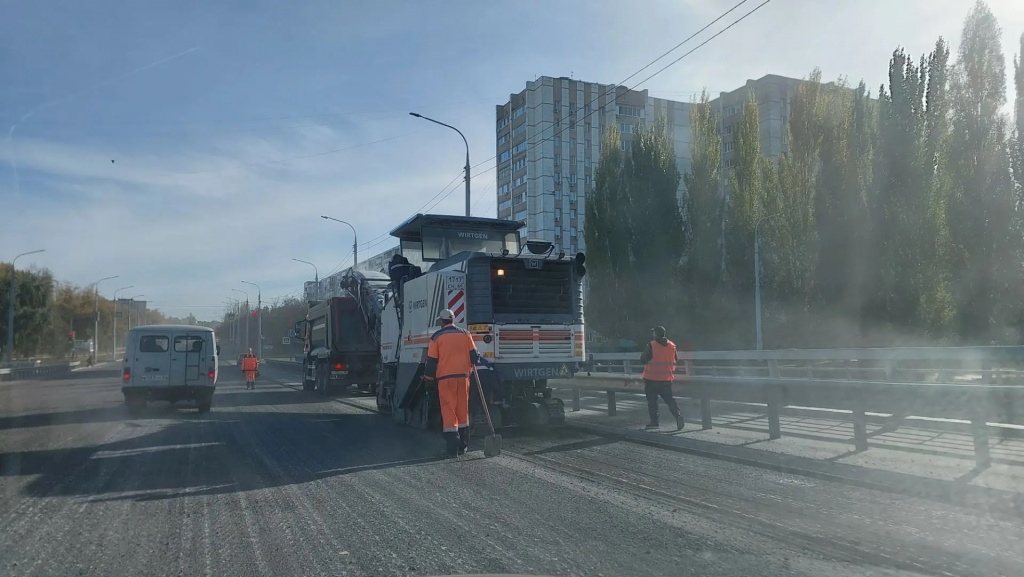 На мосту Победы в Балаково снимают асфальт