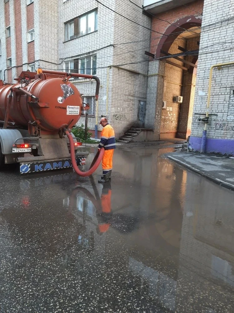 Коммунальщики откачивают воду после дождя в Балаково