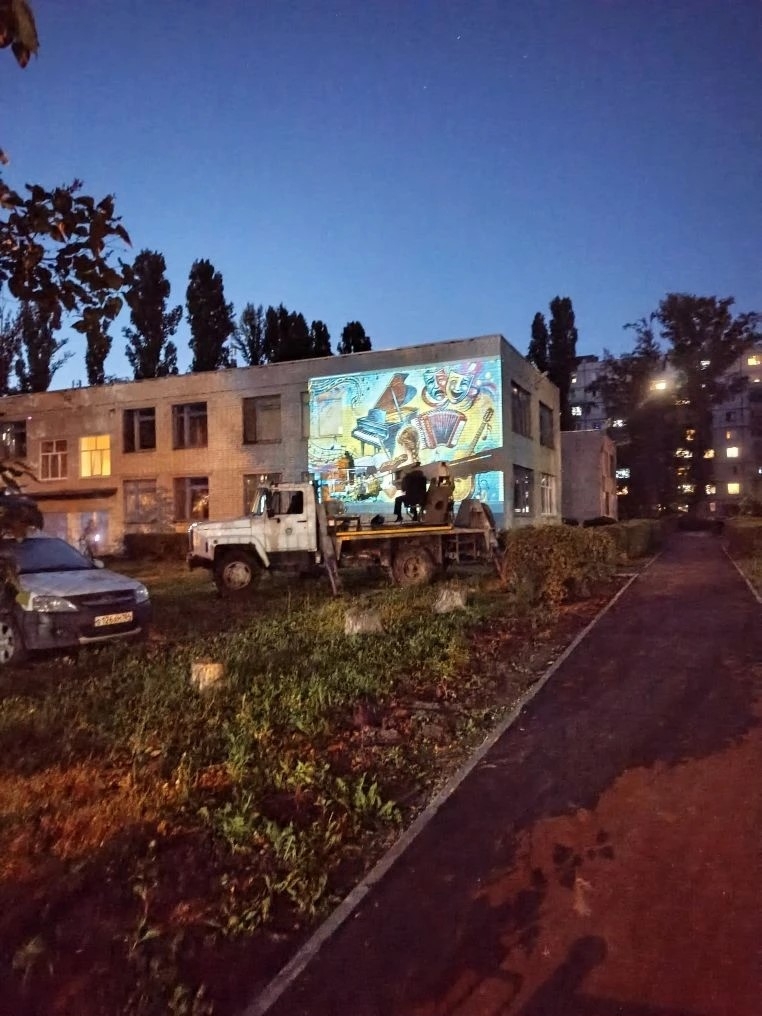 На фасаде школы искусств в Балаково появляется гигантский рисунок