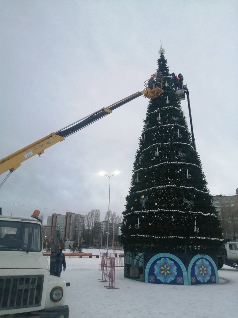 Монтаж главной городской ёлки начался в Балаково
