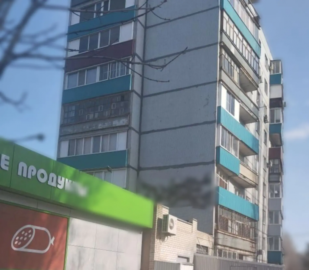 Граффити на балаковской девятиэтажке закрасили после рейда