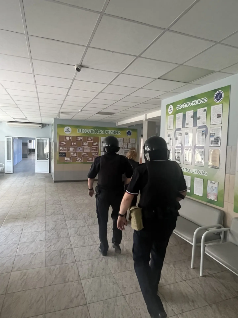 В балаковской школе отработали действия при захвате заложников и атаке дронов