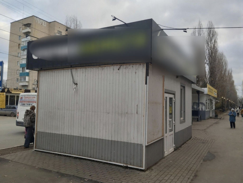 Владелец остановочного павильона в Балаково демонтировал незаконные вывески