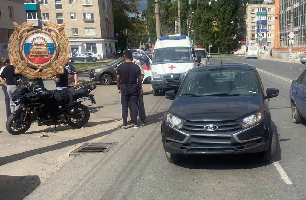 Мотоциклист в Балаково попал в больницу после столкновения с легковушкой