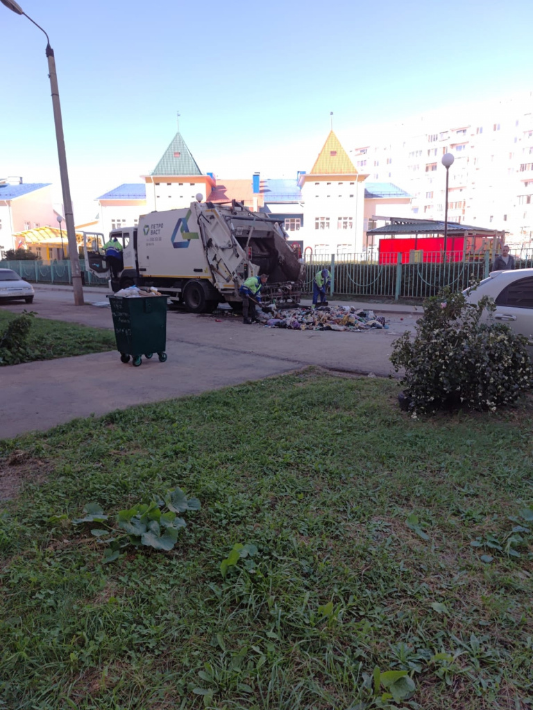 В Балаково мусоровоз устроил свалку прямо на дороге после вывоза отходов