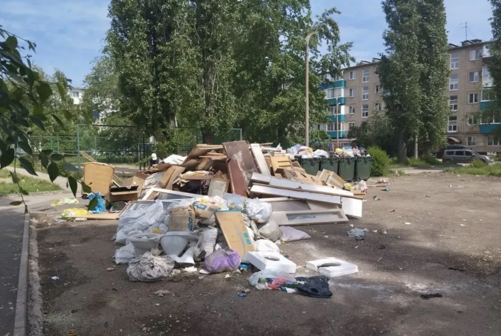 На балаковскую УК завели дело за мусор на контейнерной площадке