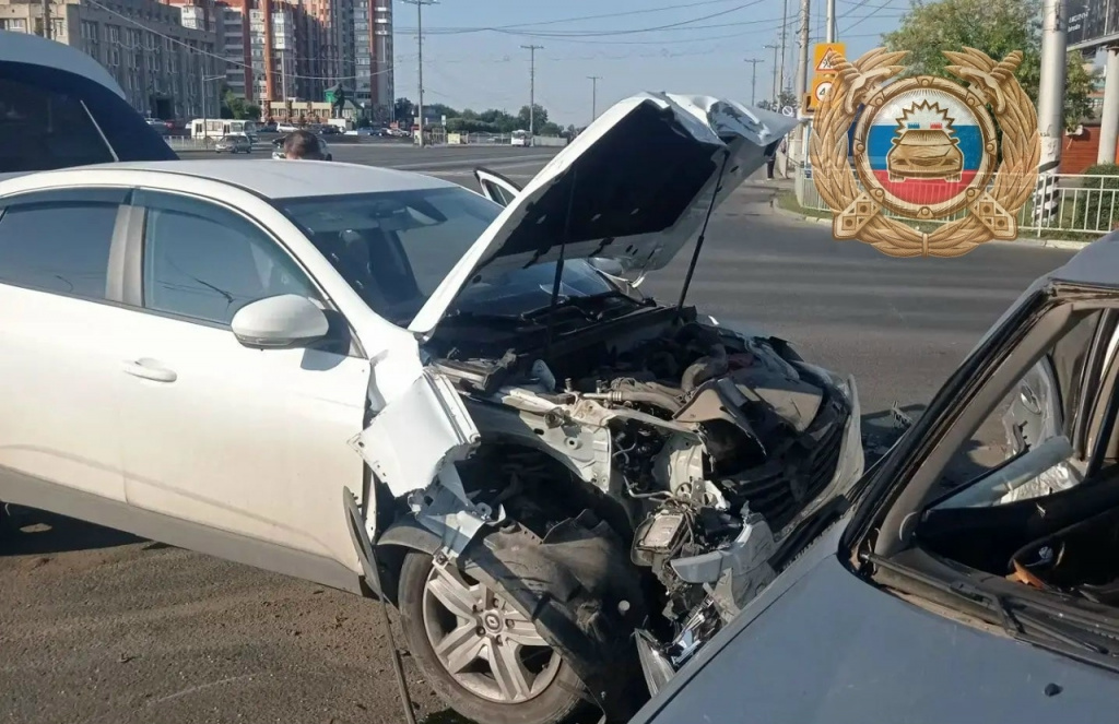Две иномарки в Балаково столкнулись на перекрестке в Балаково