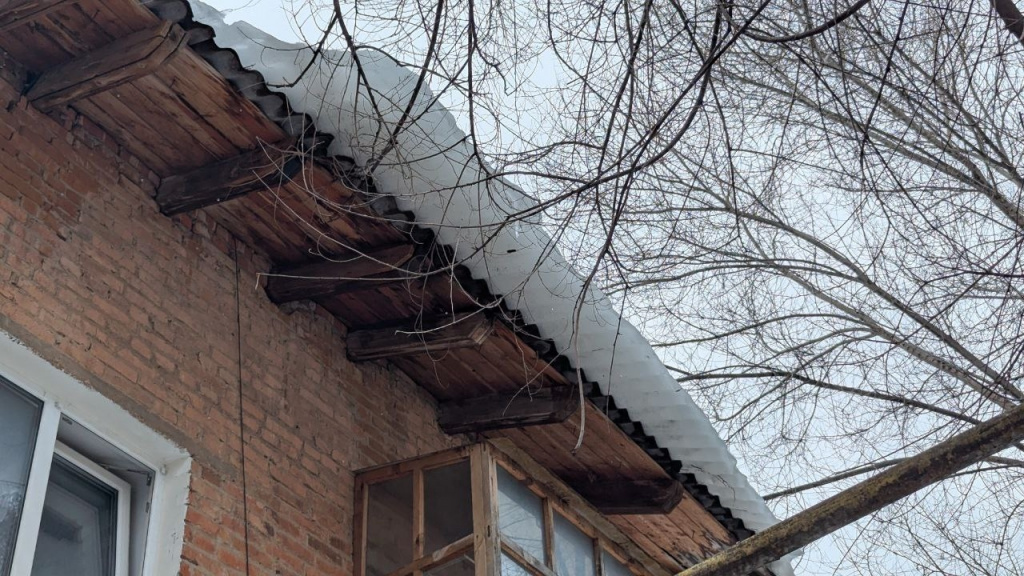 Балаковским собственникам выписали штрафы за снег и наледь на крышах