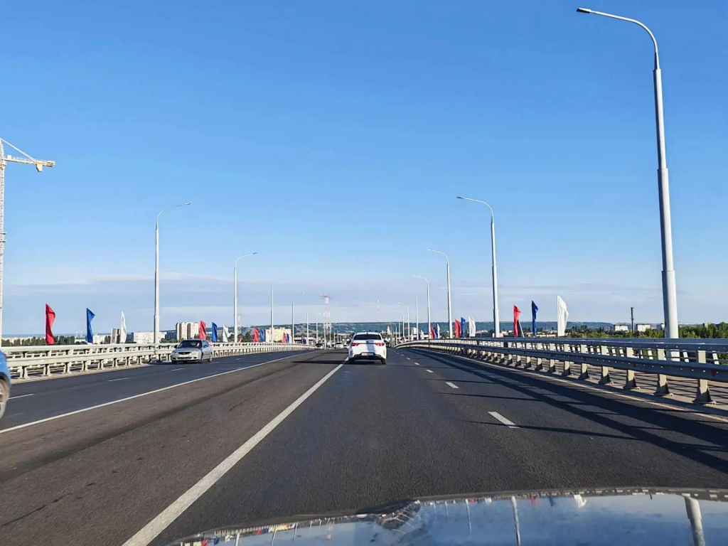 Балаковский мост украсили ко Дню флага