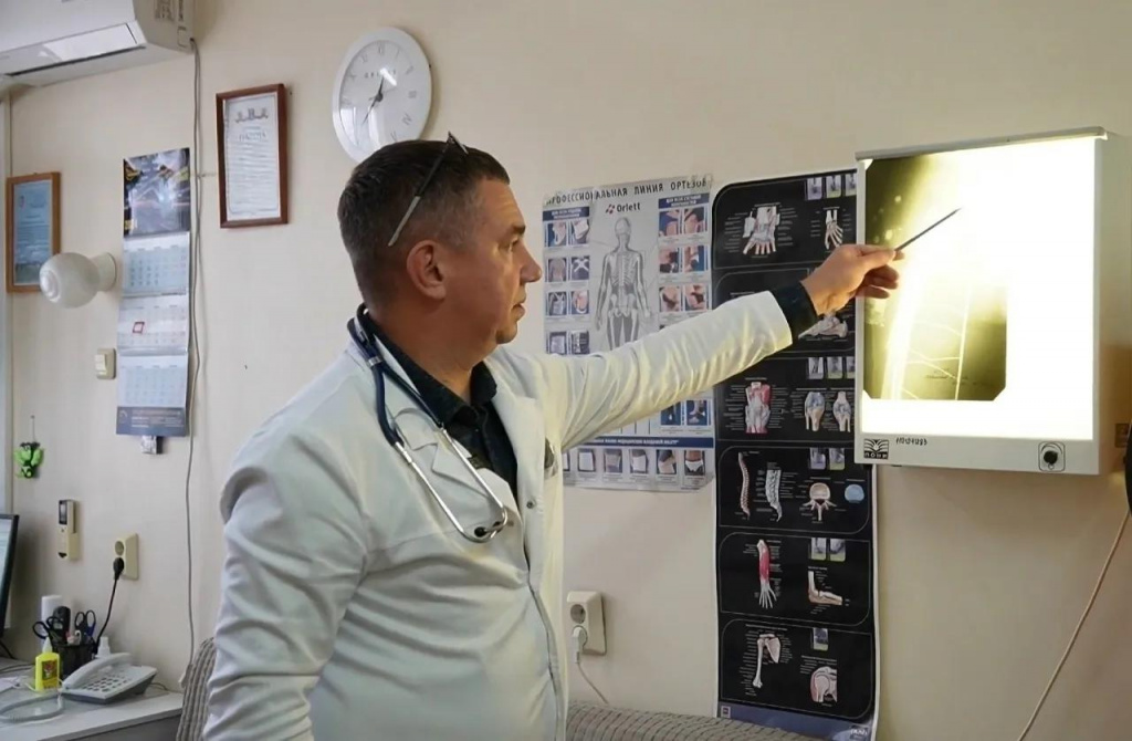 Балаковские травматологи впервые собрали раздробленное бедро через колено
