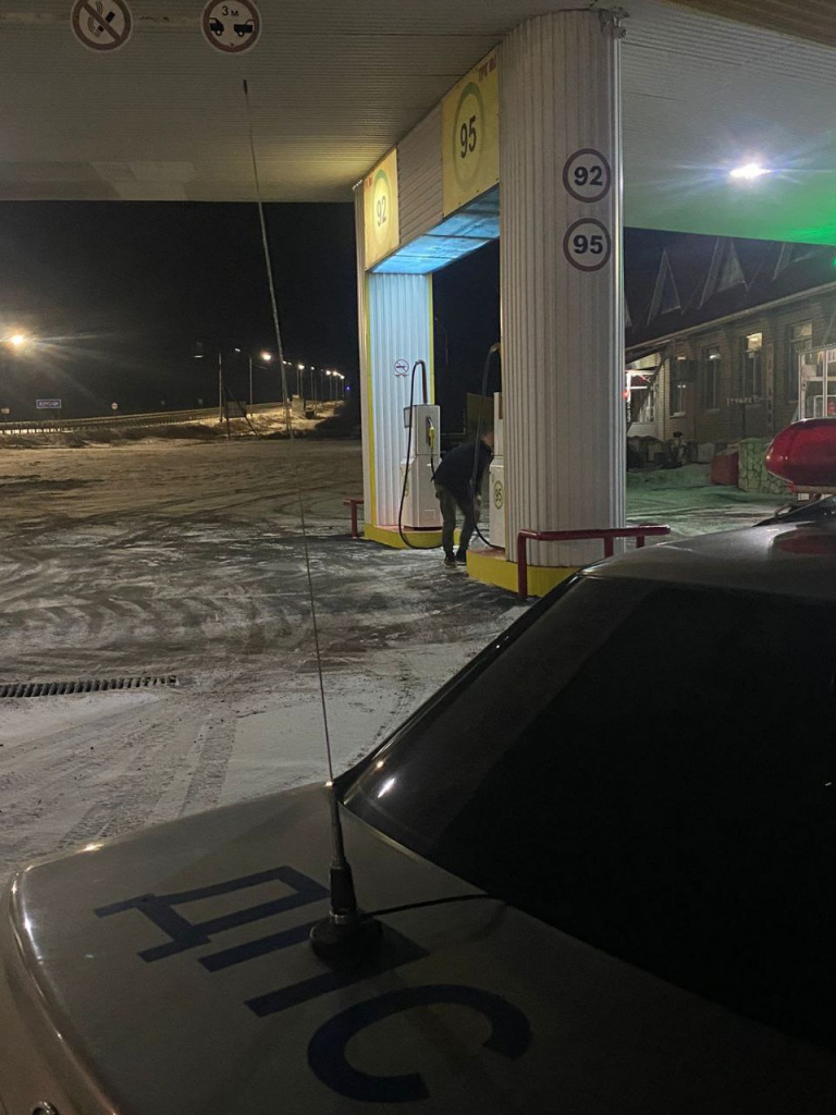  Ночью на трассе автоинспекторы помогли водителю, оставшемуся без бензина