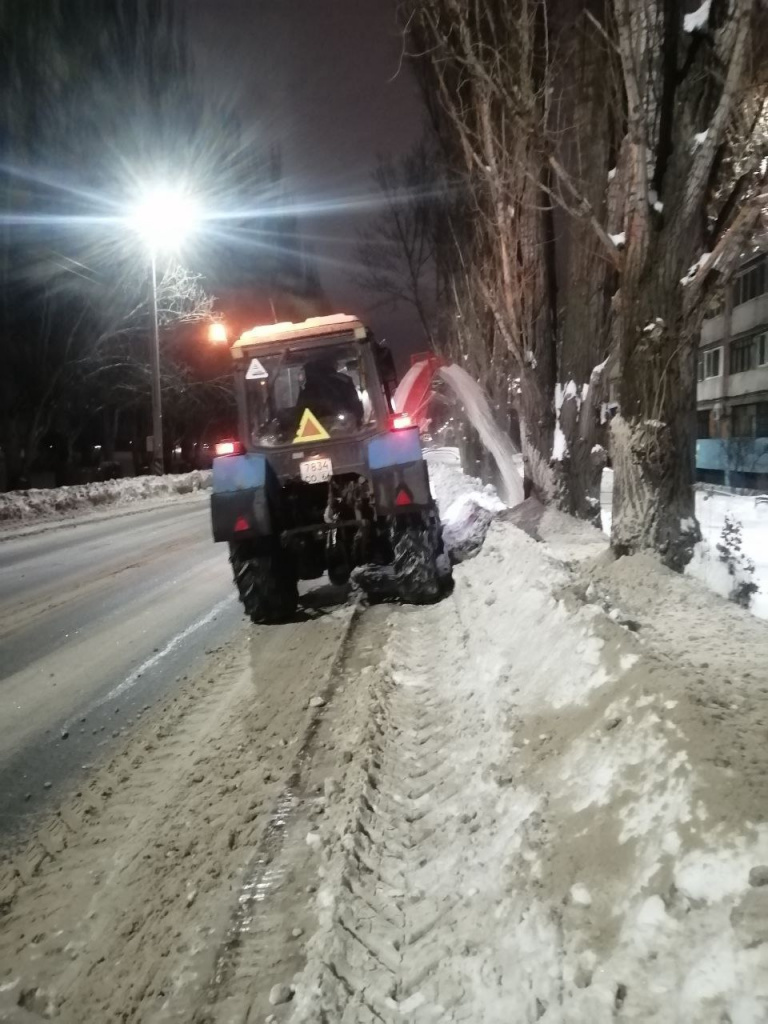 Балаковские коммунальщики ведут круглосуточную уборку города