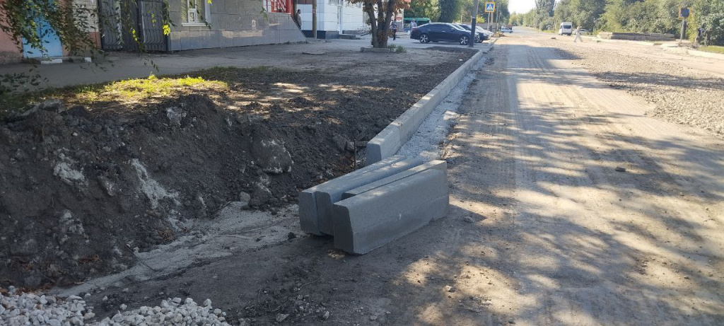 В Балаково дорожники приступили к укладке бордюров на улице Чапаева