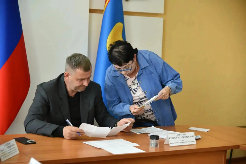 Балаковцы пожаловались на УК, горячую воду и «лежачий полицейский»
