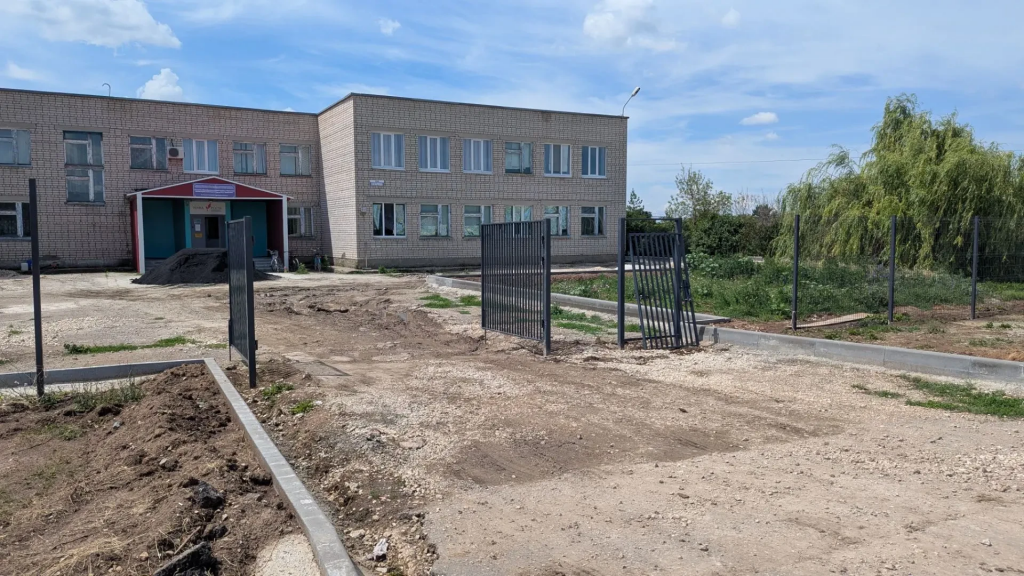 Двор балаковской сельской школы благоустроят