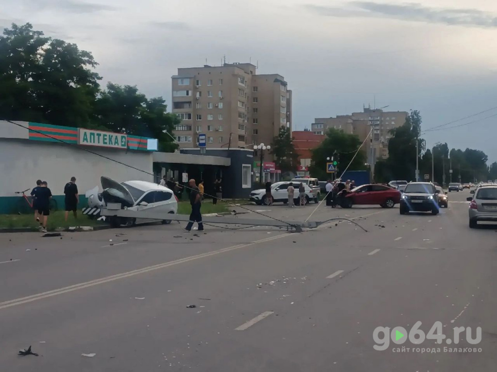 Легковой автомобиль врезался в столб в Балаково