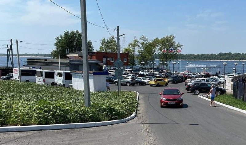 Балаковцы бросают автомобили на дороге рядом со старой пристанью