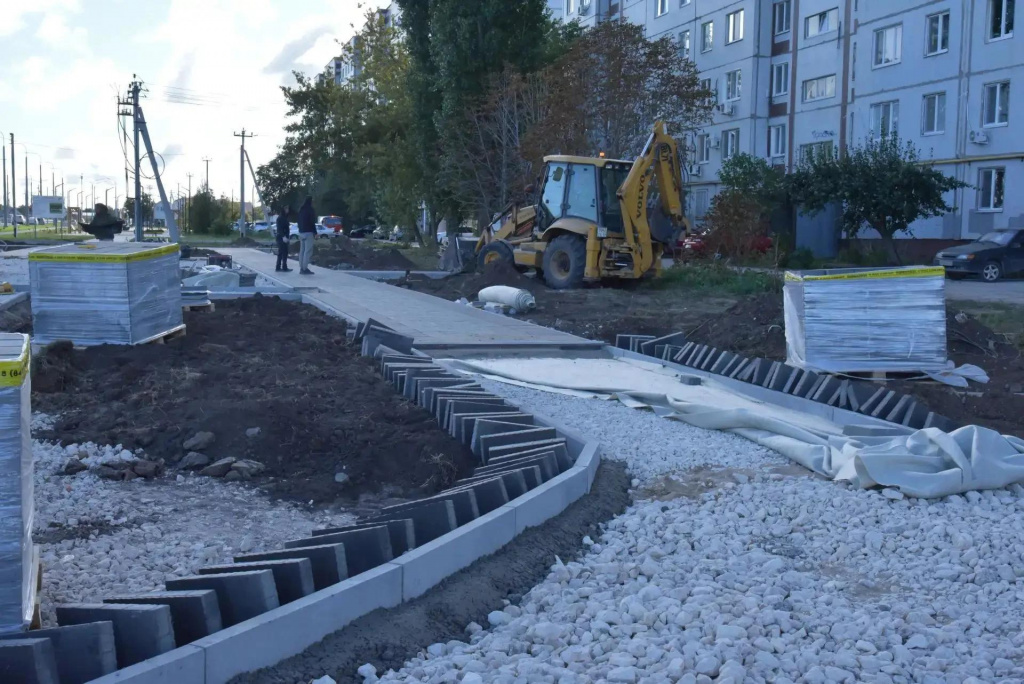 В новом сквере в Балаково готовят основание под детскую площадку