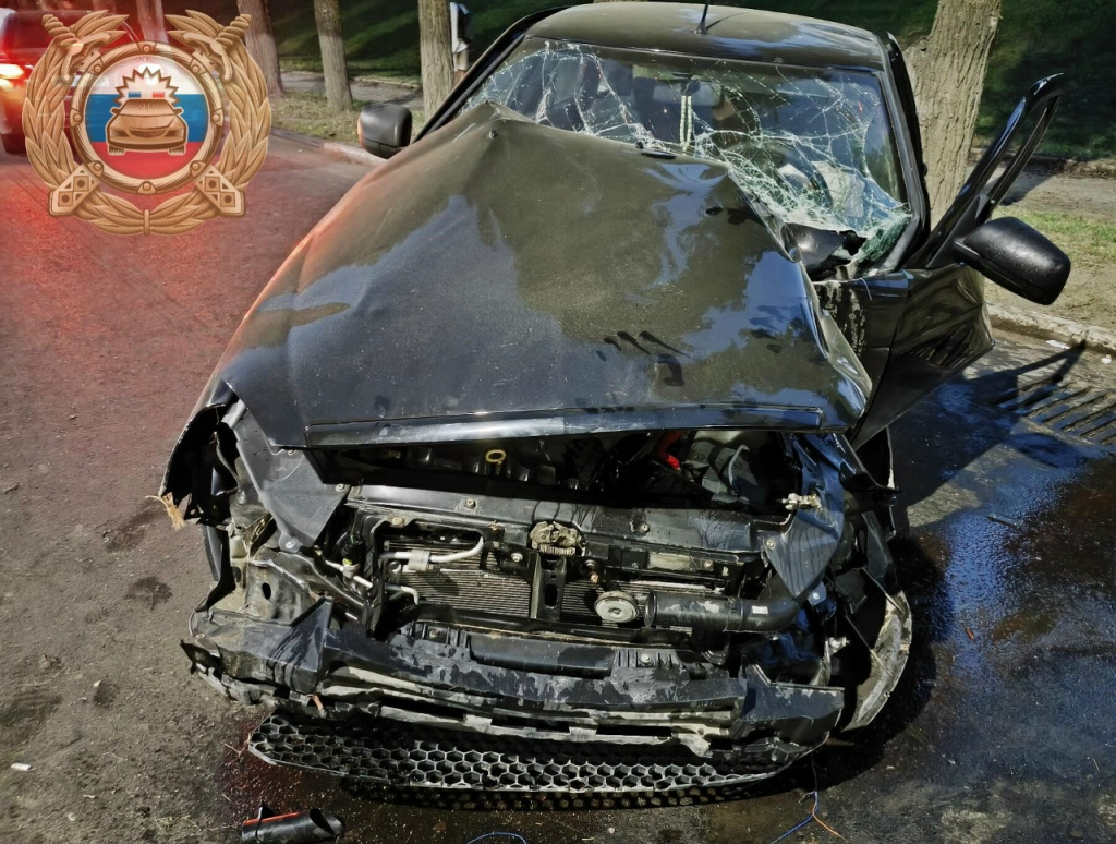 20-летний водитель на «Приоре» врезался в дерево в Балаково