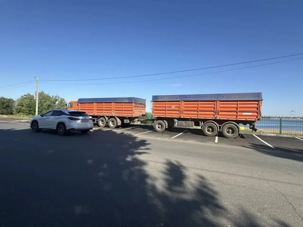 Новую парковку у балаковского пляжа заняли грузовики