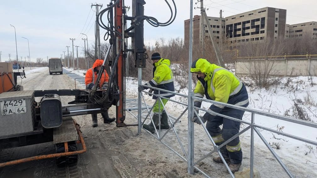 На дороге к поселку для многодетных в Балаково появилось ограждение