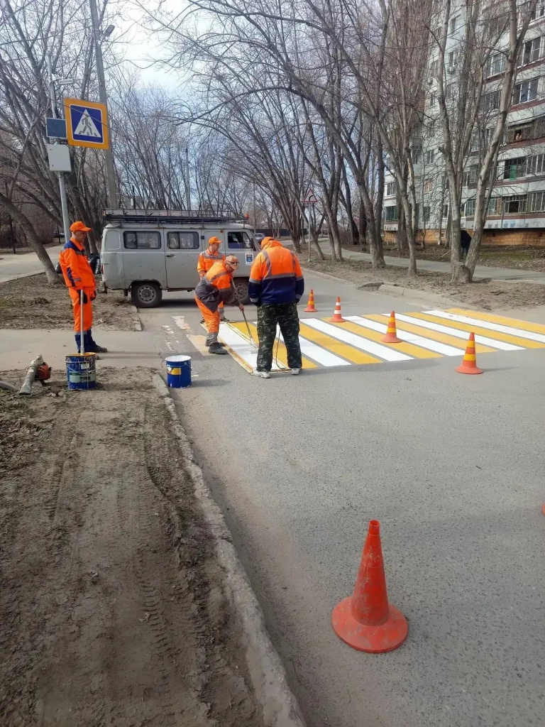 В Балаково взялись за «зебры». Первые переходы уже обновили