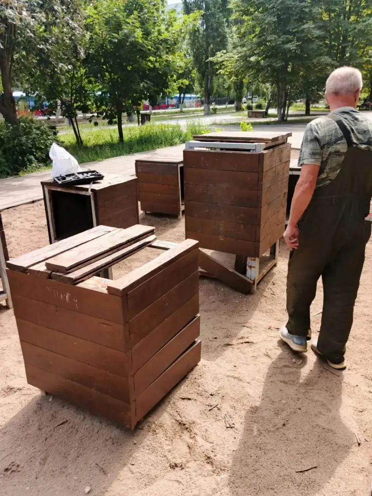 В сквере Балаково отремонтировали горки, скамейки и урны