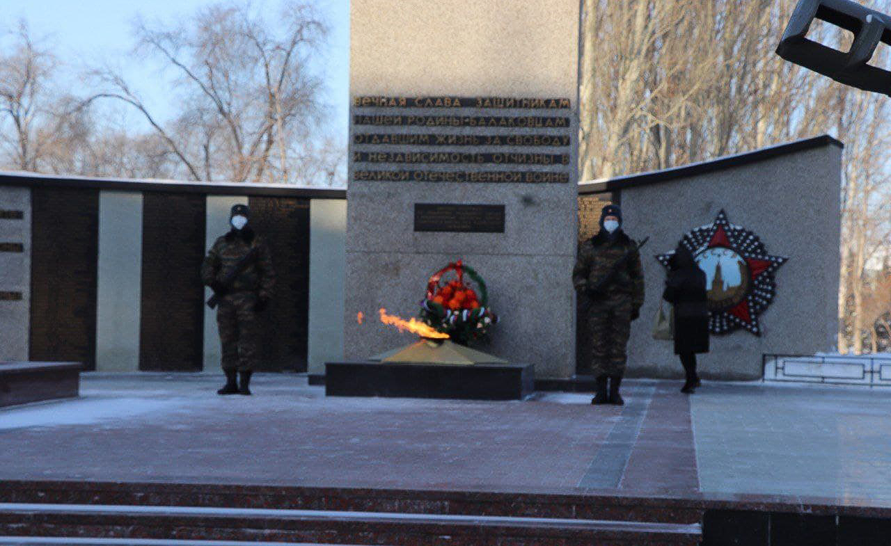 Обелиск балаково. Балаково Обелиск памяти. Обелиск Балаково памятник солдату победителю. Обелиск Балаково 1980-е.