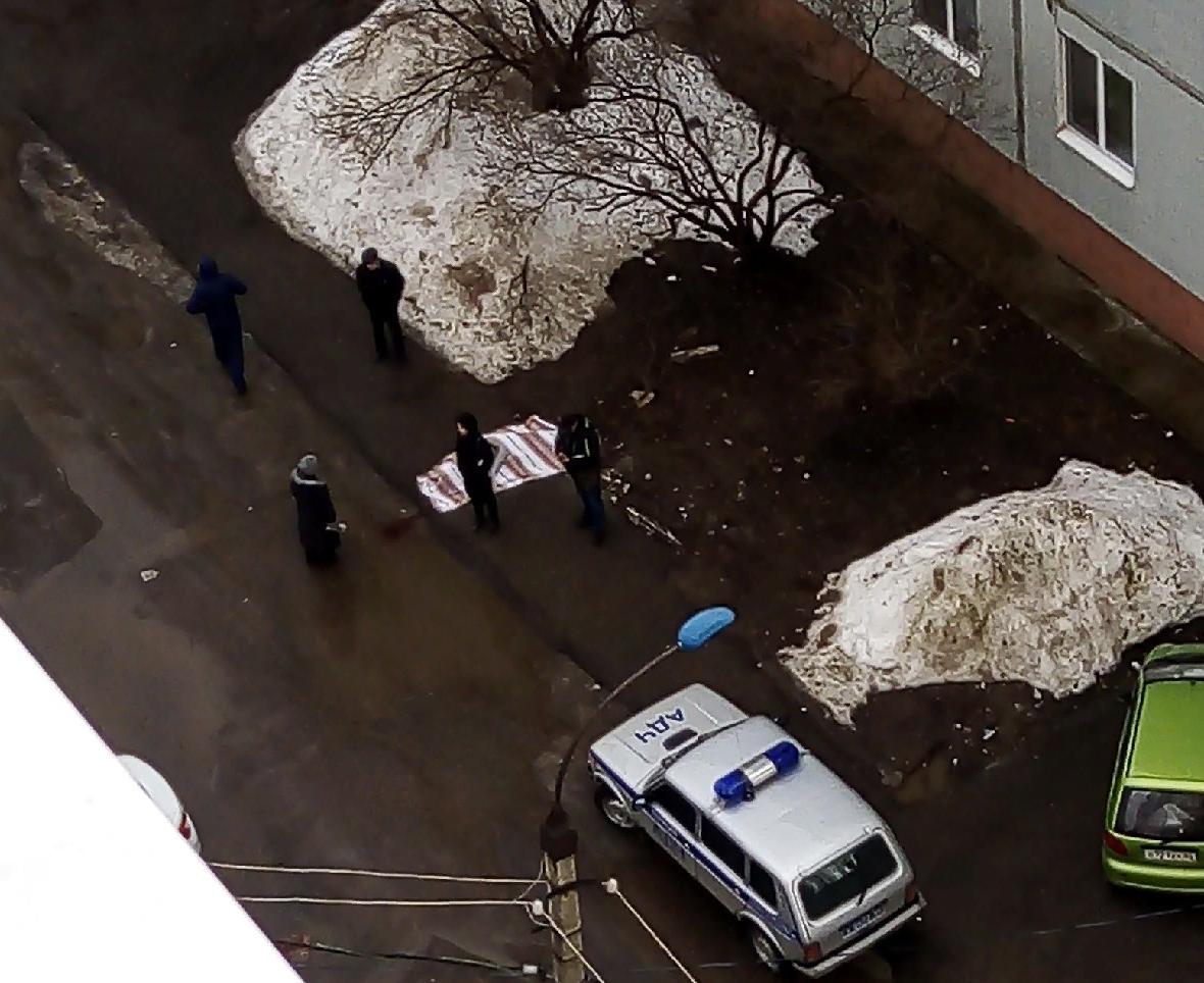 Москва выпал мужчина. Мужчина выпал с 14 этажа. Человек выпал с 12 этажа. Парень выпал из окна Новочеркасске.