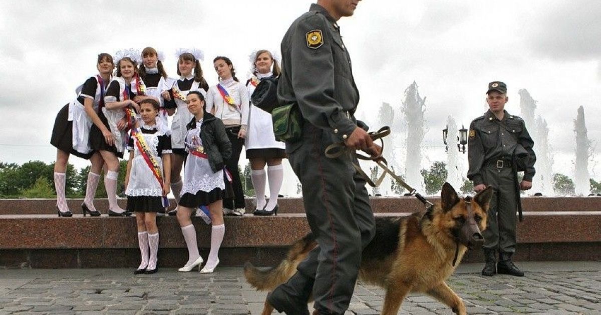Усиление охраны в школах. Охрана в школе. Охранник в школе. Российская школа охрана. Охрана в школе фото.