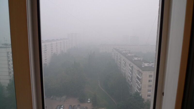 С балкона видны были. Туманный вид из окна. Окно туман. Пасмурный вид из окна. Вид из окна туман.
