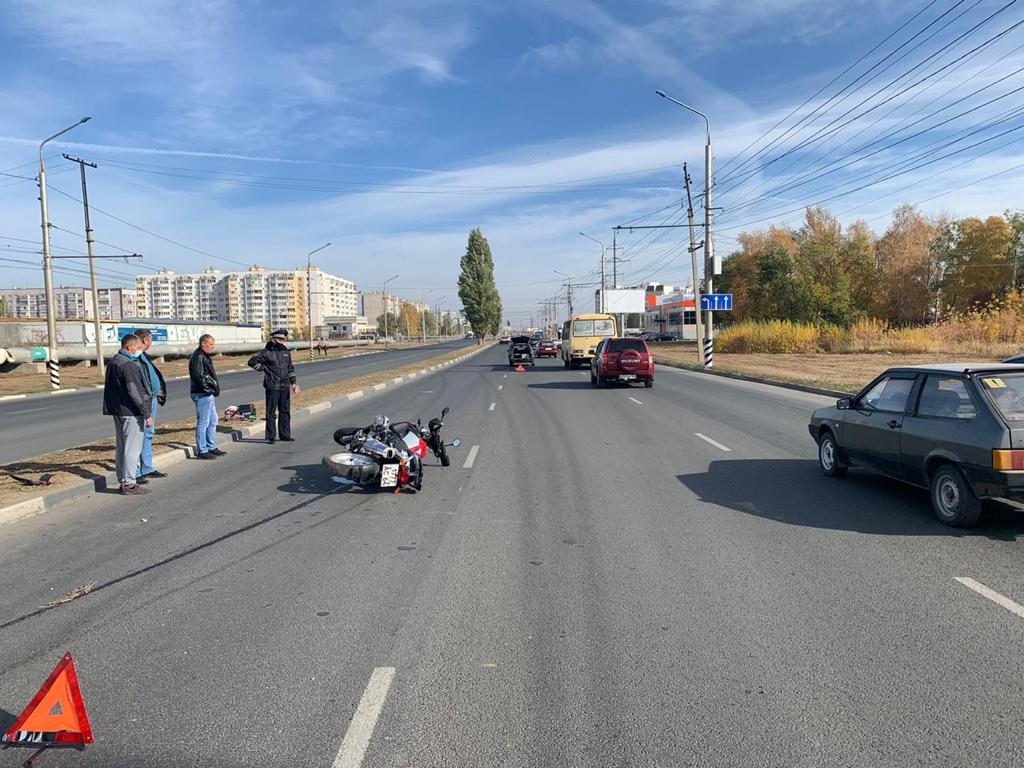 ВАЗ» и мотоцикл столкнулись на Саратовском шоссе. Мужчина получил тяжелые  травмы