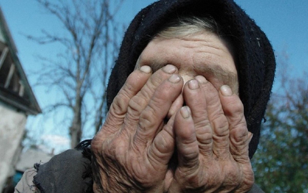 картинки плачущая бабушка которую обманули бандиты